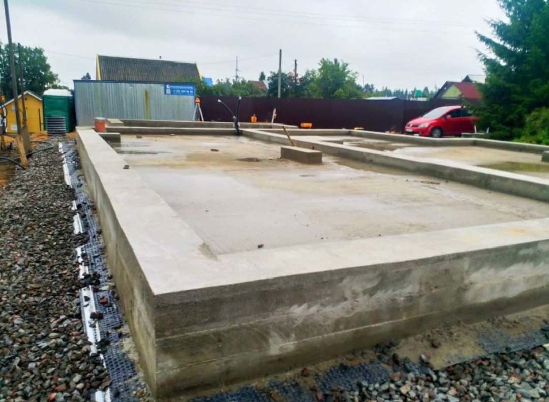 Закончен плитный фундамент в д. Букино