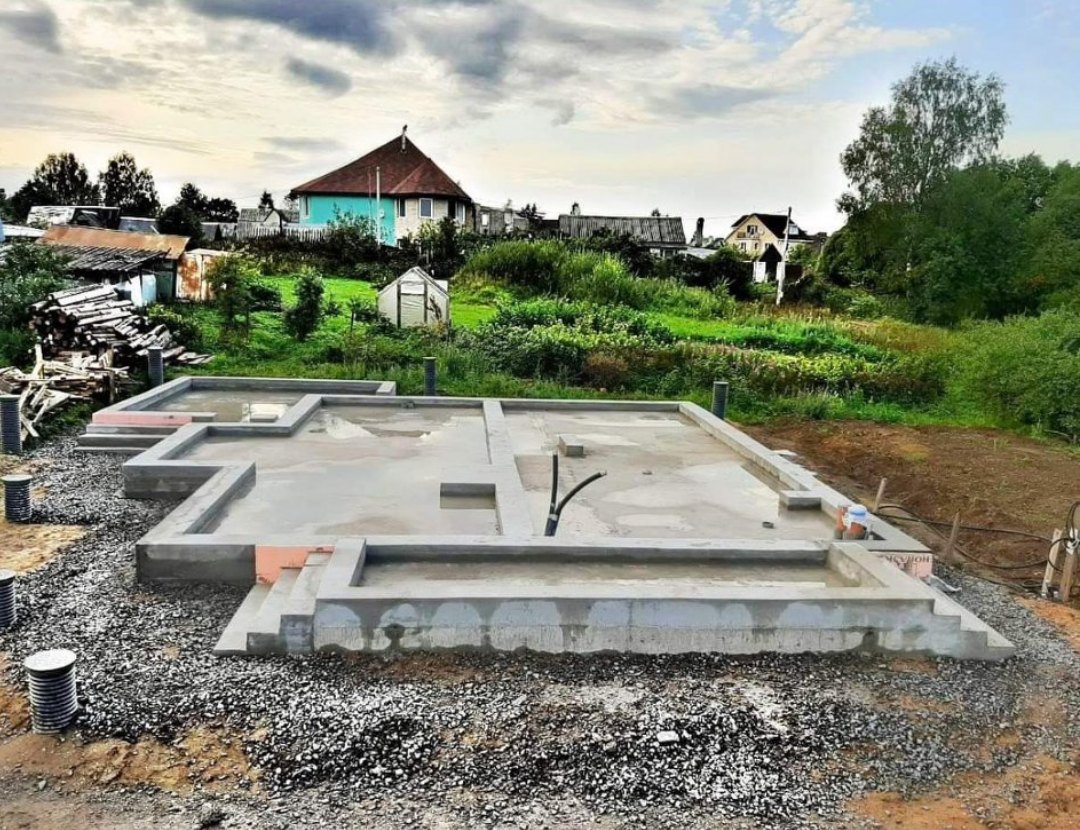Закончен плитный фундамент в д. Букино