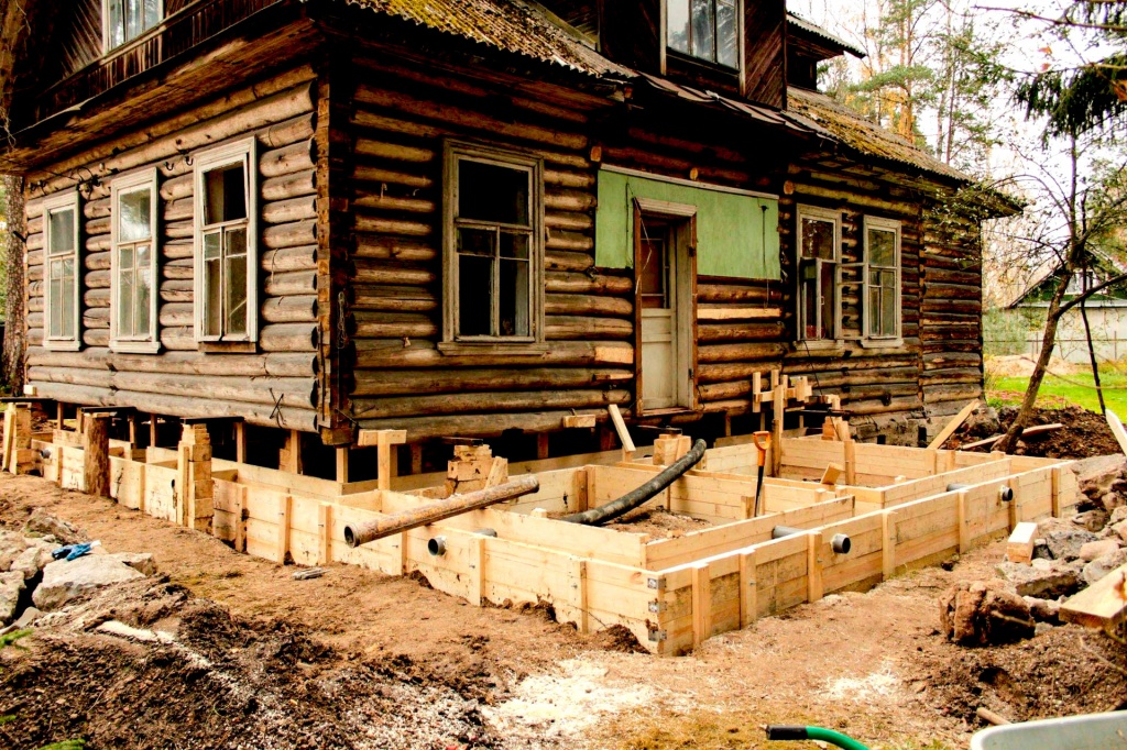 Ремонт фундамента под деревянным домом