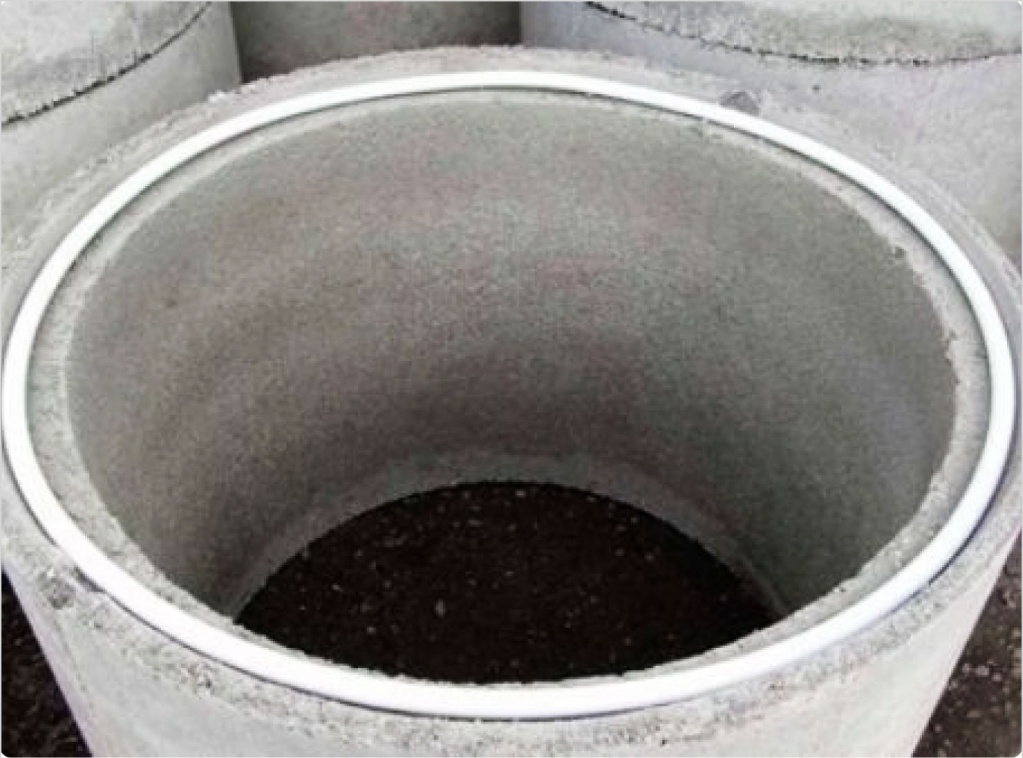 Использование бентонитового шнура для септика из бетонных колец.